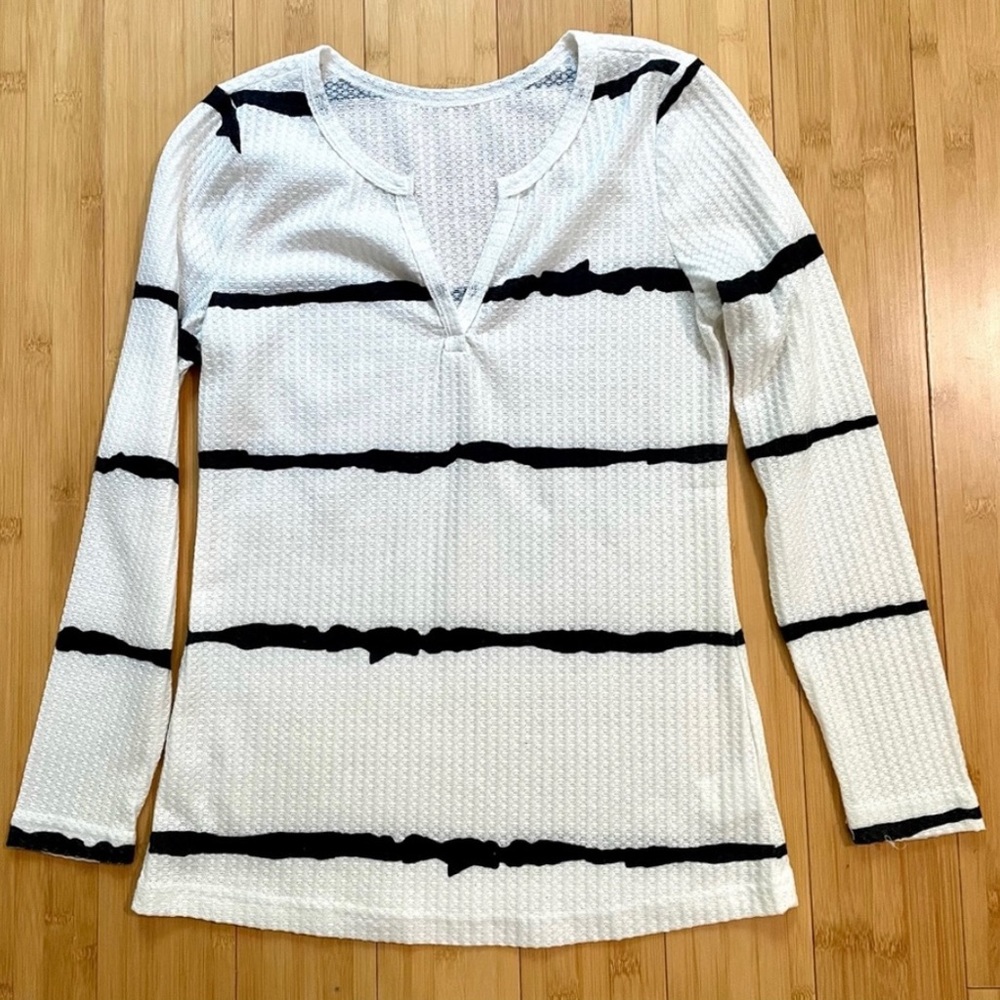 Textured Lightweight Long Sleeve V Neck Shirt